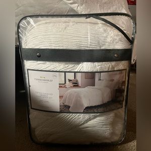 THRESHOLD Diamond comforter set Twin XL (includes comforter and standard sham)